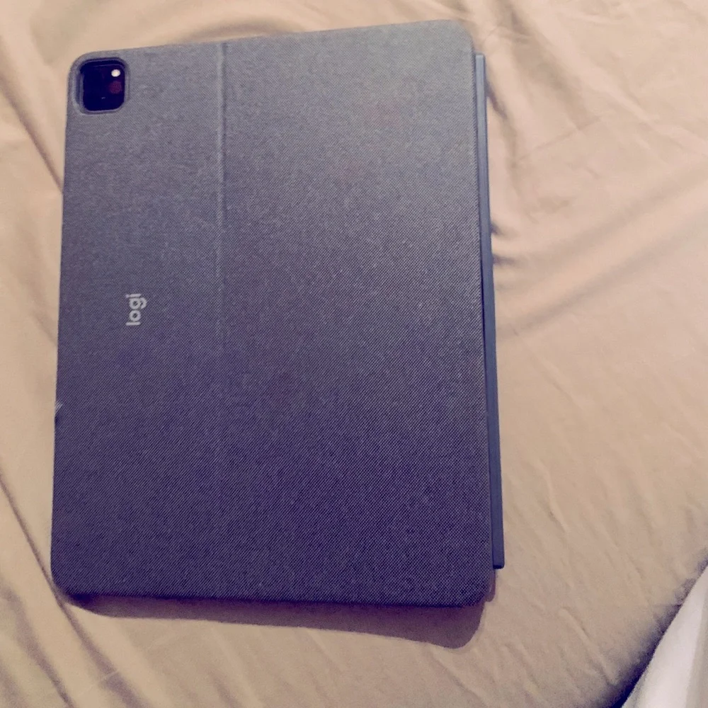 Logitech combotouch iPad Pro 12.9 inch 5th generation detachable keyboard case